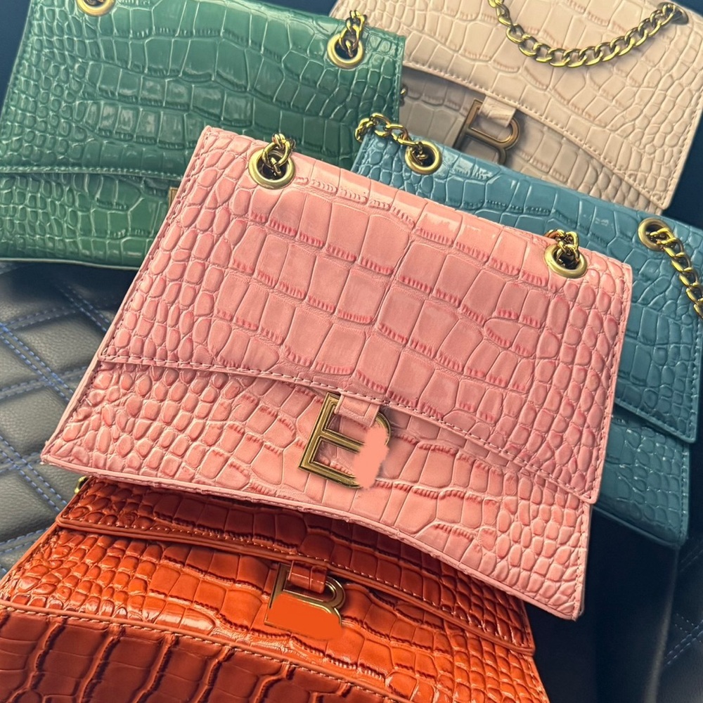 ❗️SALE❗️New pink “B” fashion shoulder/crossbody bag